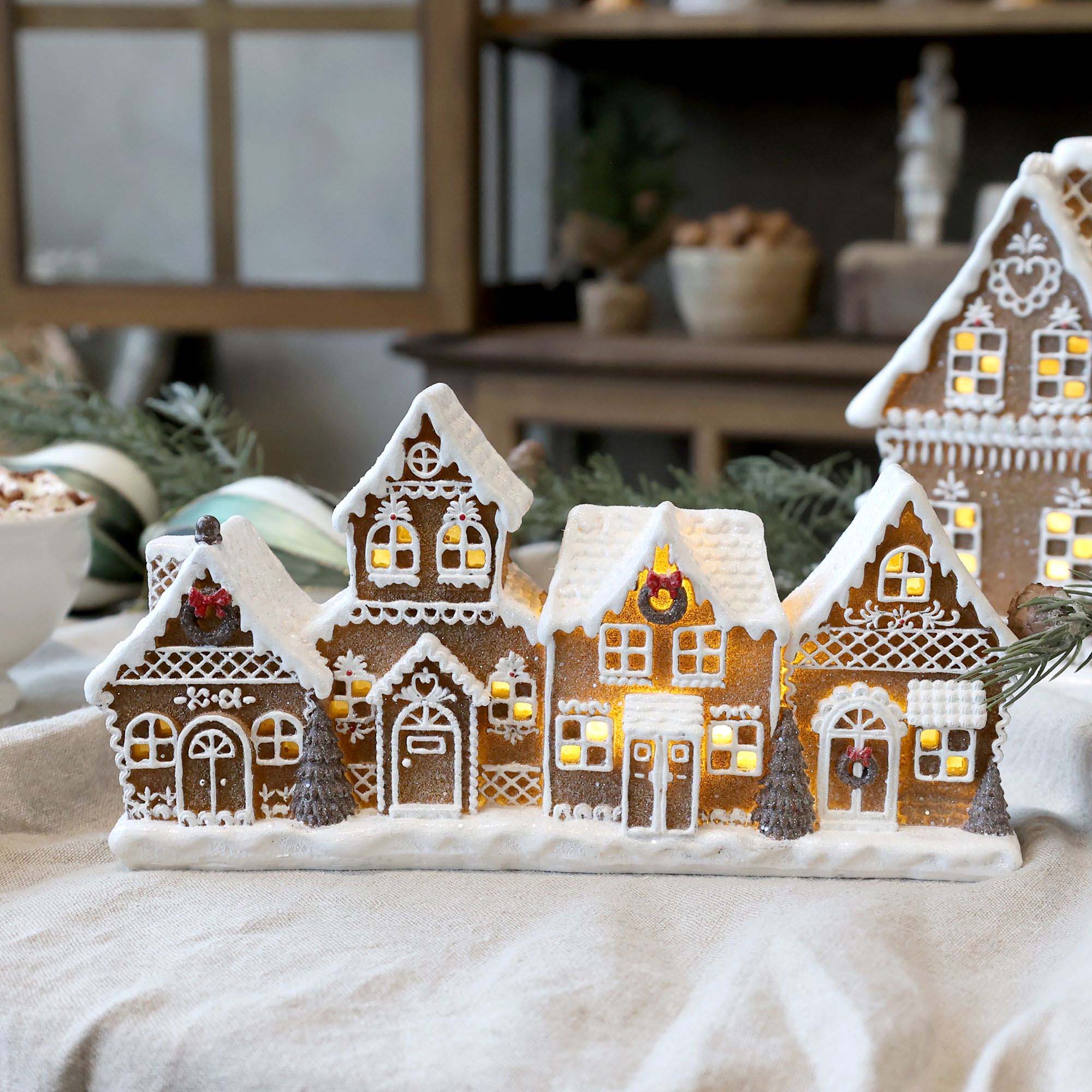 Pepperkakehus i rekke m. LED, H12,5/L24,5/B6,5 cm mocca