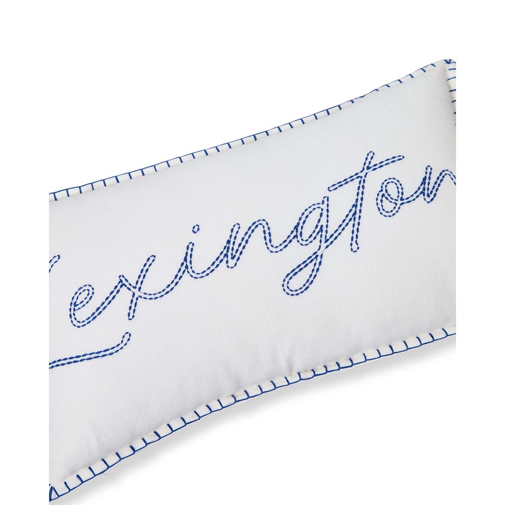 Lexington Pute 50x30cm Hvit m/Blå tekst Lexington
