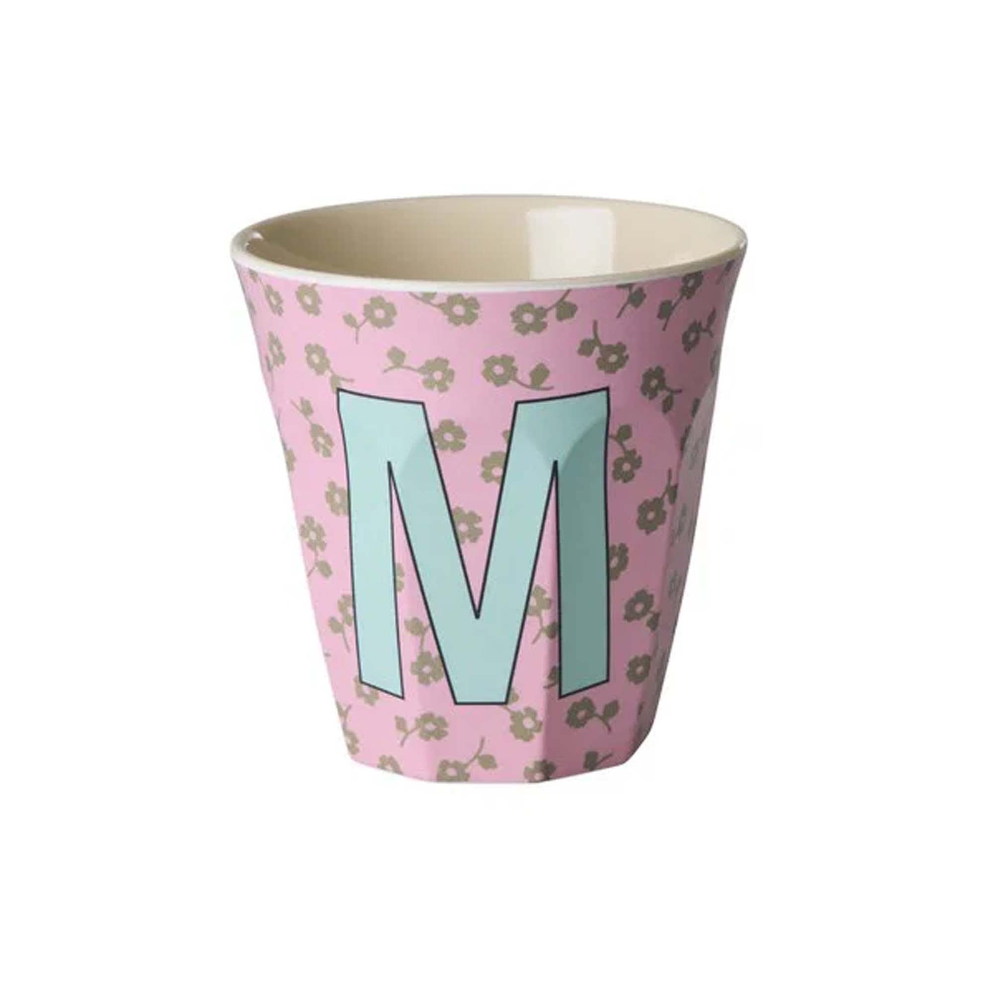 Rice Bokstavkopp M Rosa m/Blomster